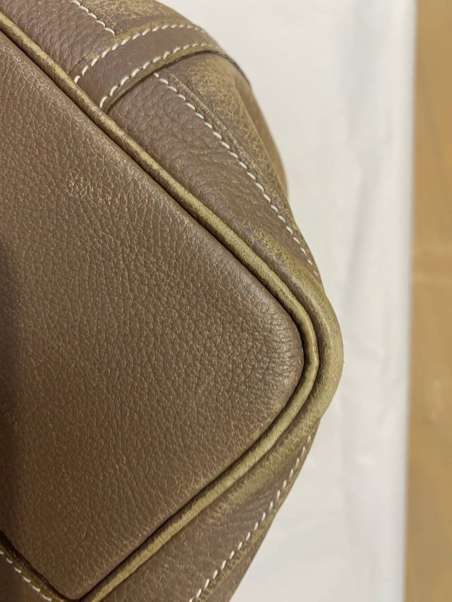 駝色荔枝紋手提包 · 邊角清潔 處理前