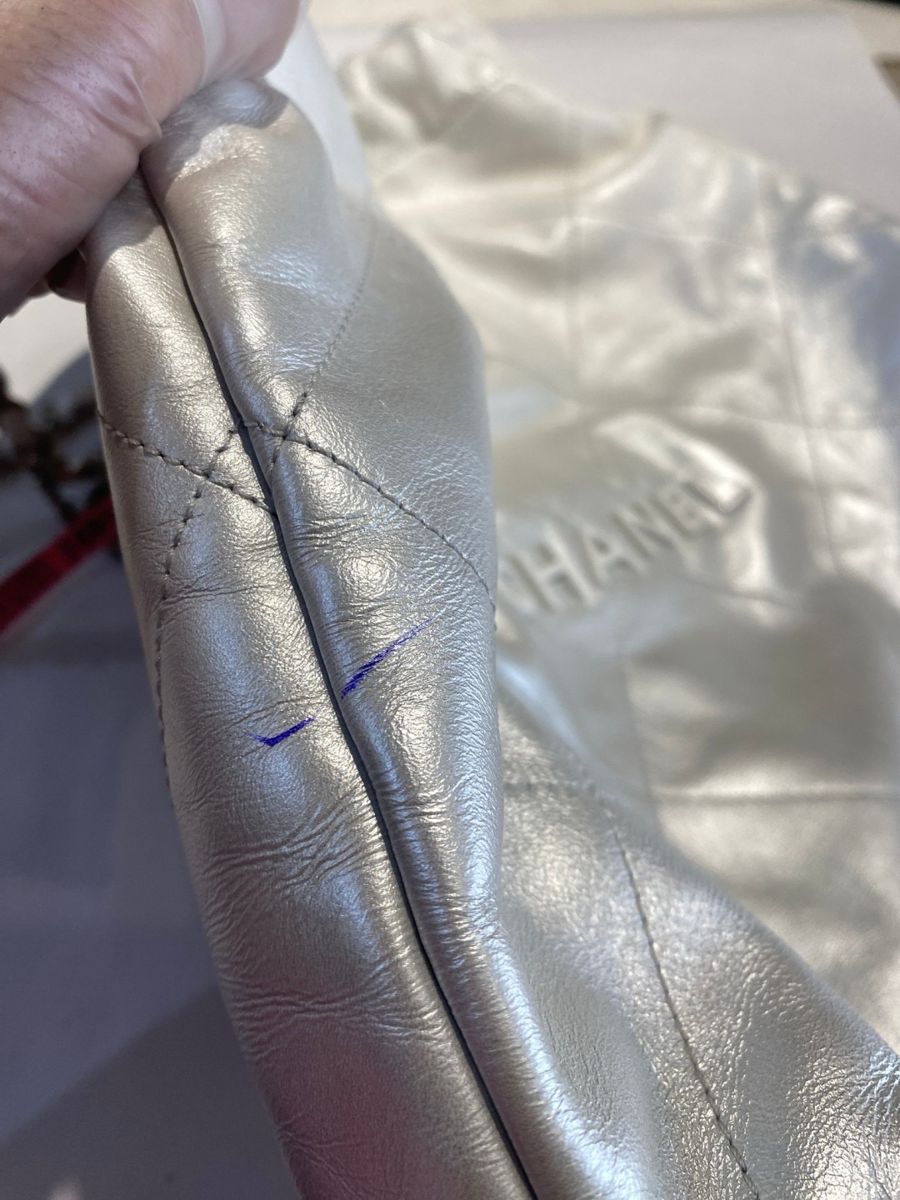 Chanel 22 銀色金屬包 · 去污 處理前