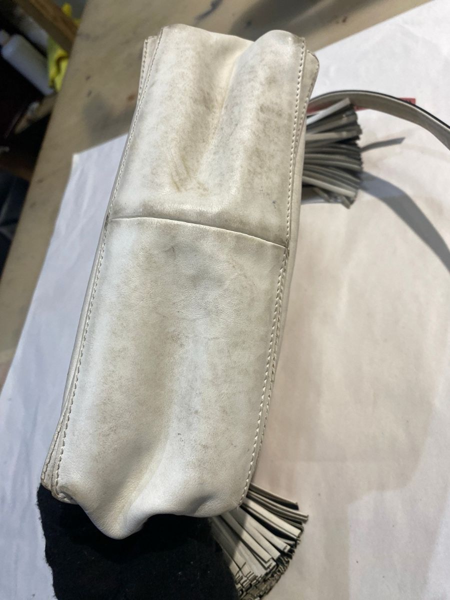 白色小牛皮流蘇包 · 清潔 處理前
