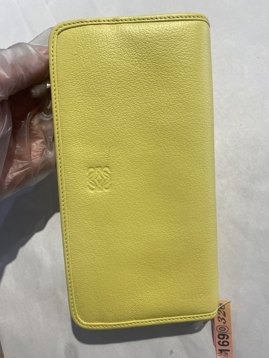 Loewe 黃色長夾 · 清潔 處理後