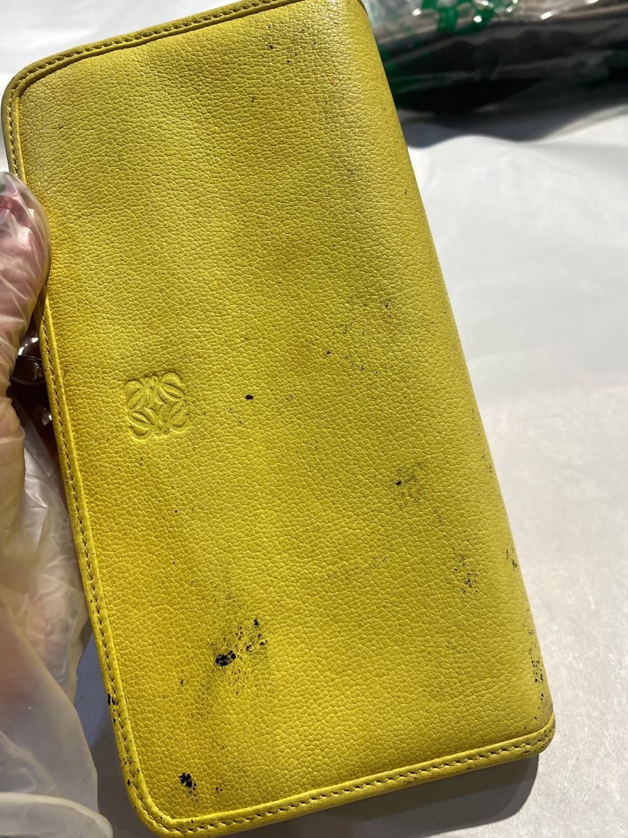 Loewe 黃色長夾 · 清潔 處理前