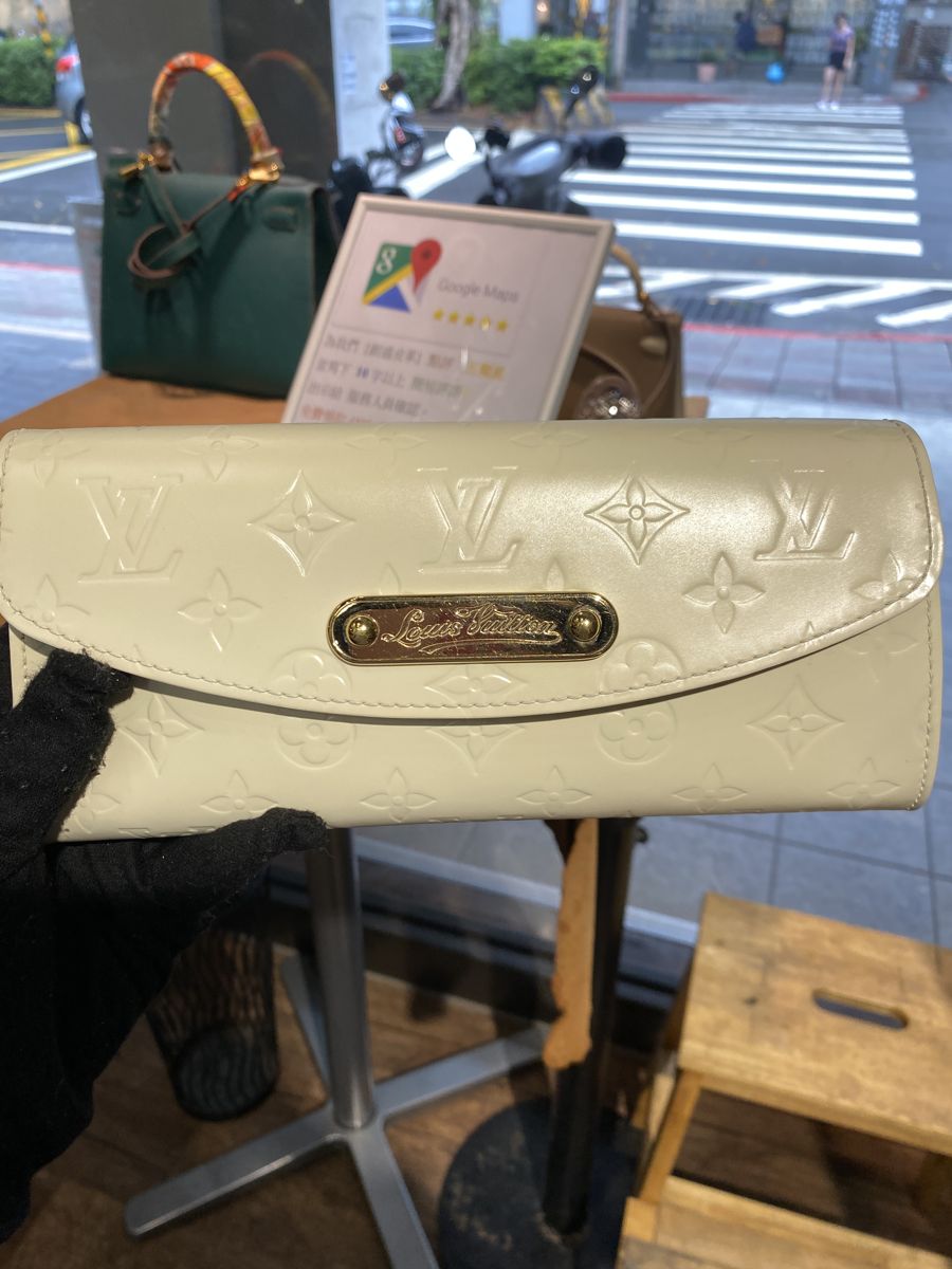LV Vernis 漆皮長夾 · 清潔 處理前