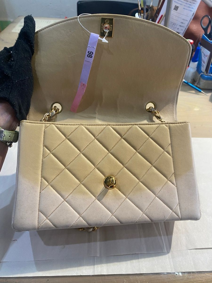 米色 Chanel 翻蓋包 · 整染 處理後
