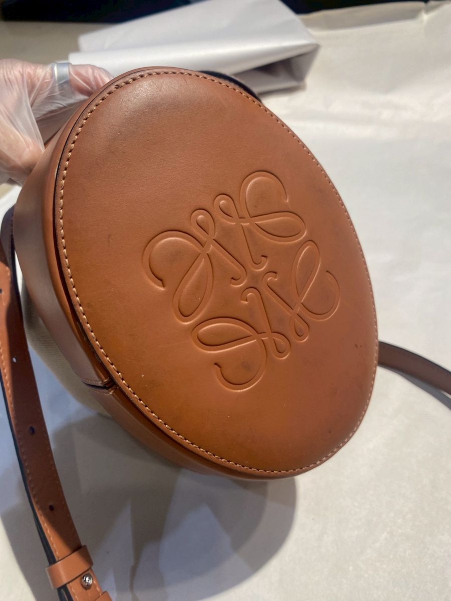 Loewe Anagram 圓筒包 · 去污 處理前